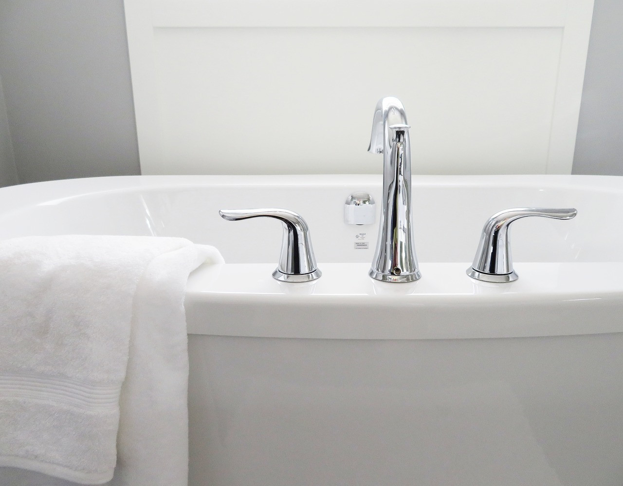 Sprzątanie i dezynfekcja sanitariatów w hotelu – jak skutecznie posprzątać łazienkę hotelową?