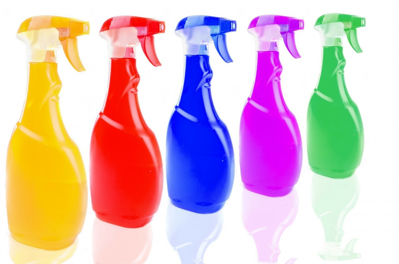 Jak wybrać środki czystości dla hoteli?  – przegląd produktów do sprzątania, do kuchni i do pralni
