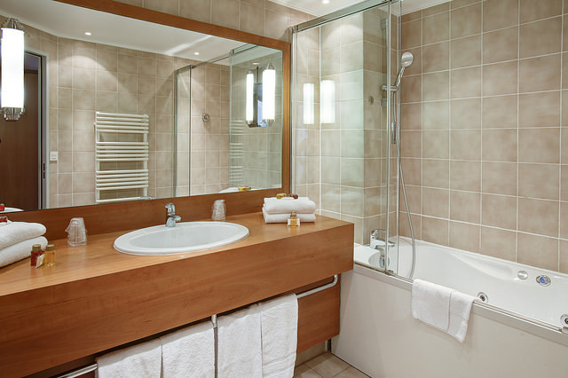 Wyposażenie łazienki hotelowej – co wybrać, jak dopasować?